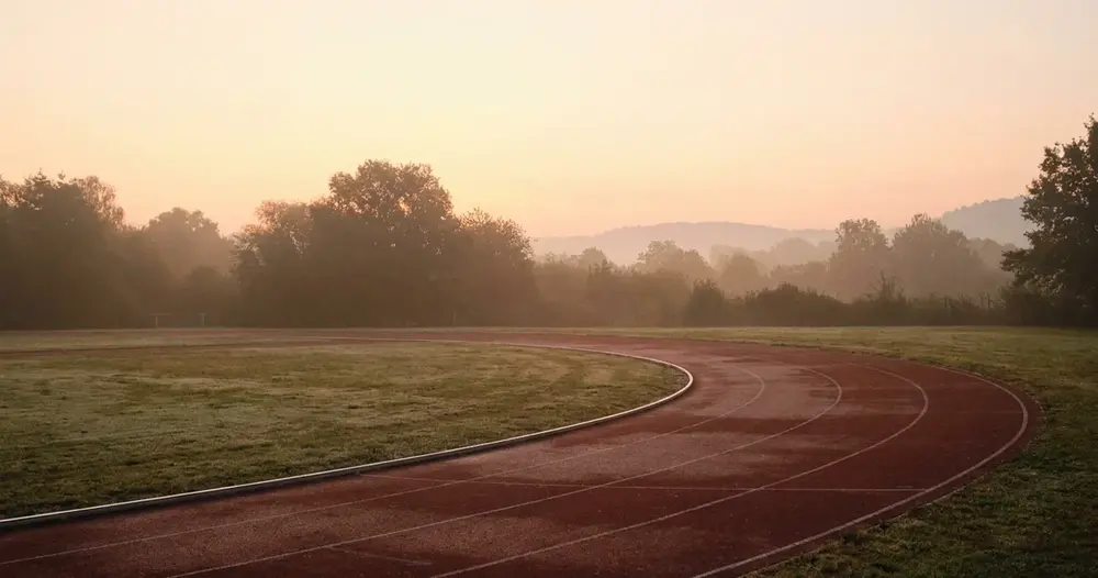 curva de pista de atletismo vazia ao amanhecer